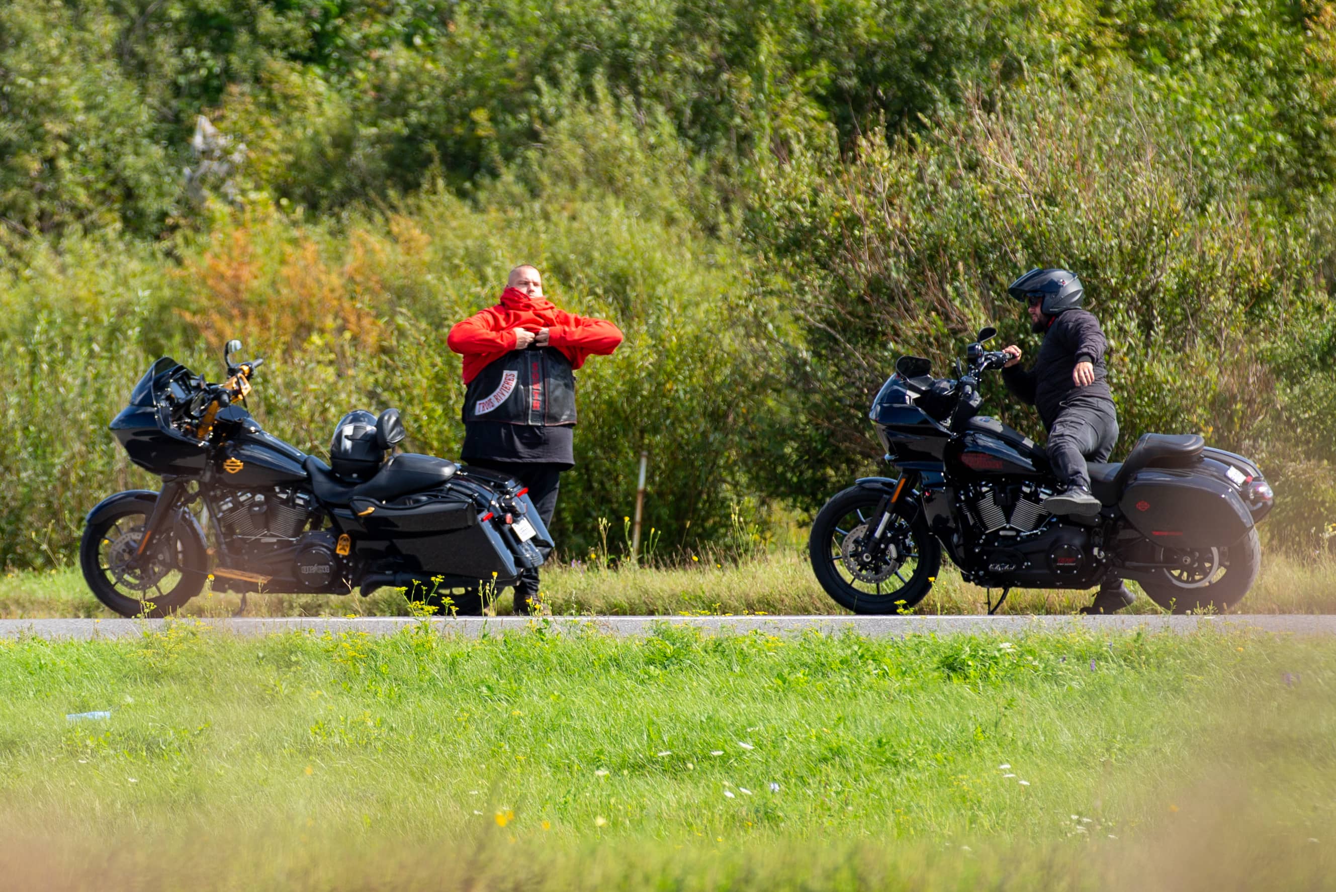 On aperçoit à gauche José Charbonneau, qui est forcé d’enfiler un kangourou pour cacher sa veste à l’effigie des Hells Angels.