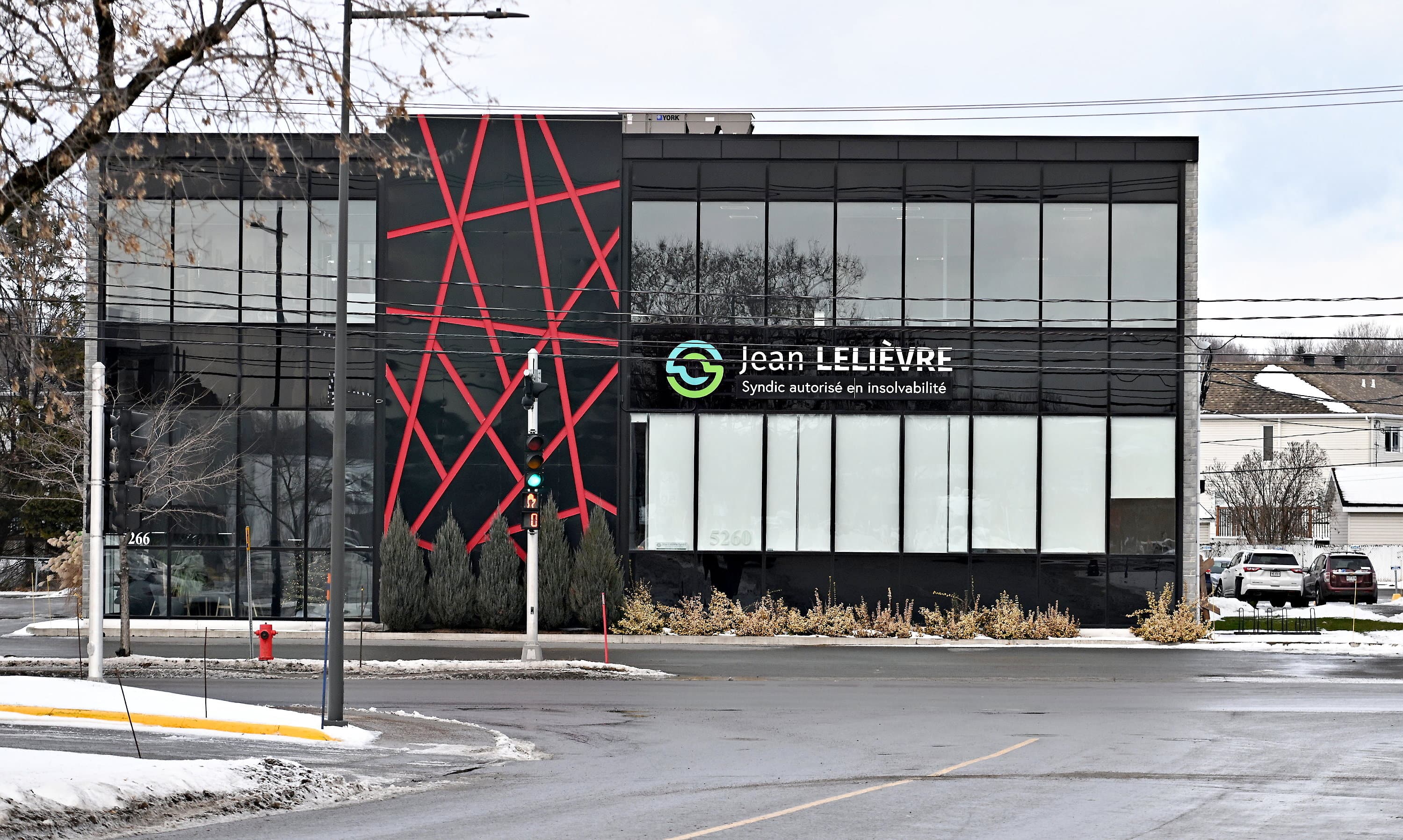 Faisant l'objet d'une hypothèque légale de la Banque Royale, l'immeuble abritant les bureaux de l'entreprise de Jean Lelièvre sur le boulevard Wilfrid-Hamel à Québec a été vendu en janvier 2026.