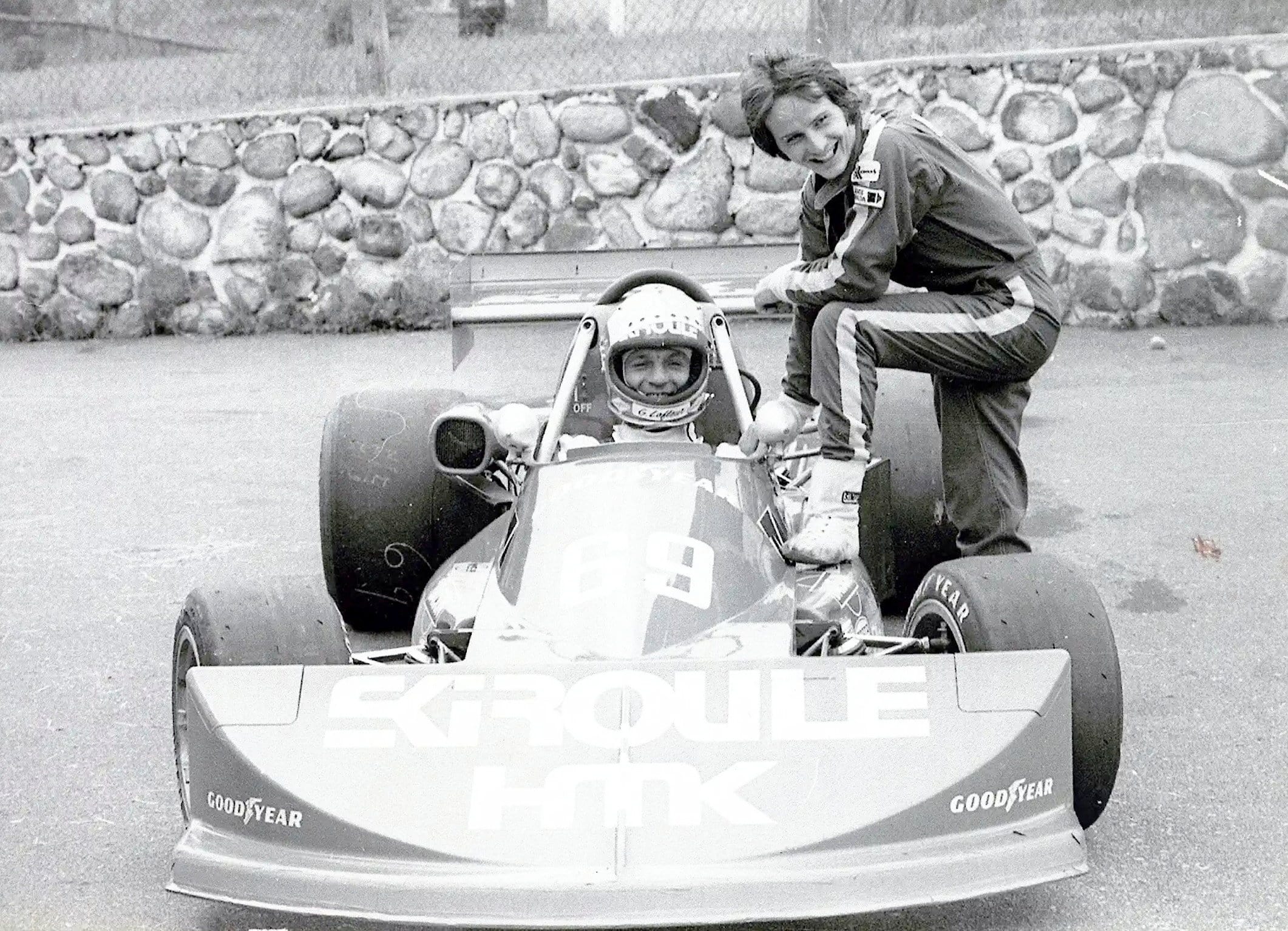 Guy Lafleur é assistente na viagem do curso Skiroule de Gilles Villeneuve, que se manteve em seus lugares, em 1976.