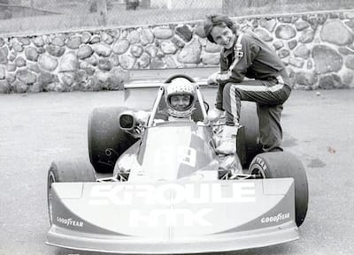 Guy Lafleur é assistente na viagem do curso Skiroule de Gilles Villeneuve, que se manteve em seus lugares, em 1976.