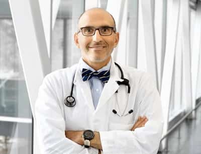 El hematooncólogo Mustapha Tehfe, que también es corredor de resistencia, recomienda a sus pacientes que hagan ejercicio durante el tratamiento.