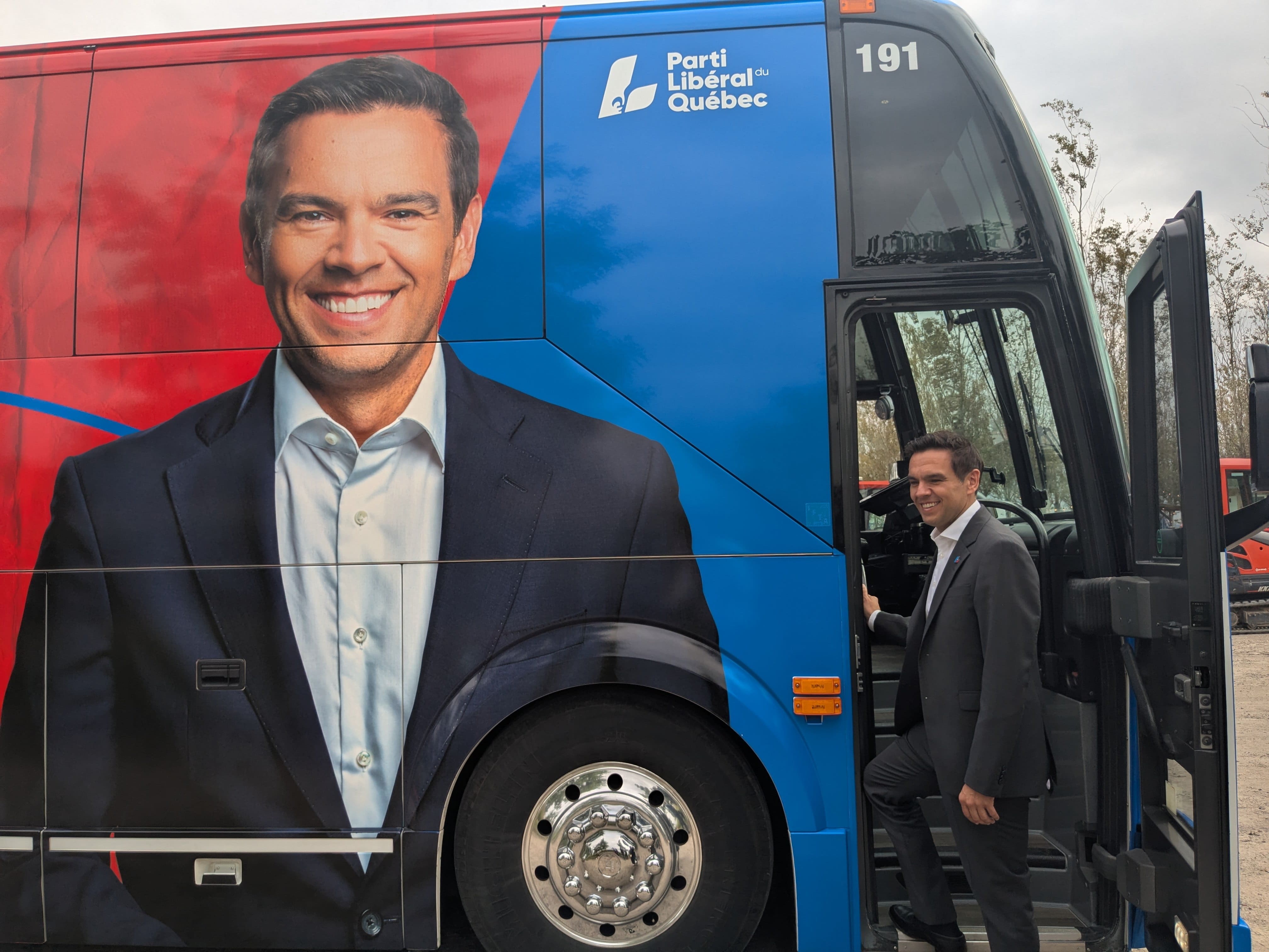 «J’ai entendu la demande des Québécois»: Charles Milliard met finalement son visage sur son autobus de campagne