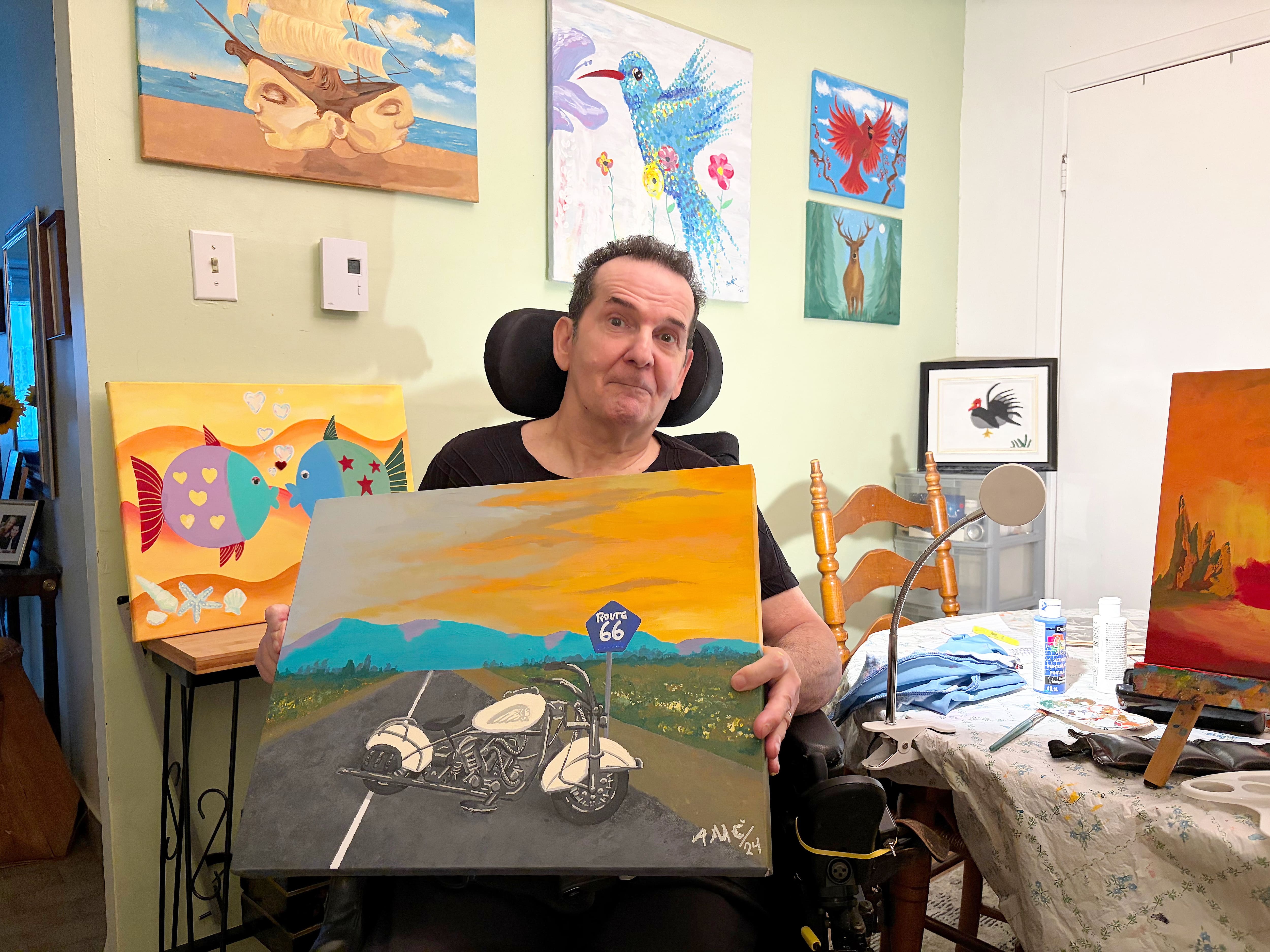 «Il a déjoué tous les pronostics»: un Montréalais paraplégique peut exercer sa passion pour la peinture grâce à une accompagnatrice