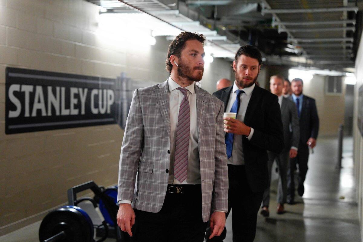 Matthew Tkachuk sur l'affiche de NHL 26 malgr&eacute; une absence probable