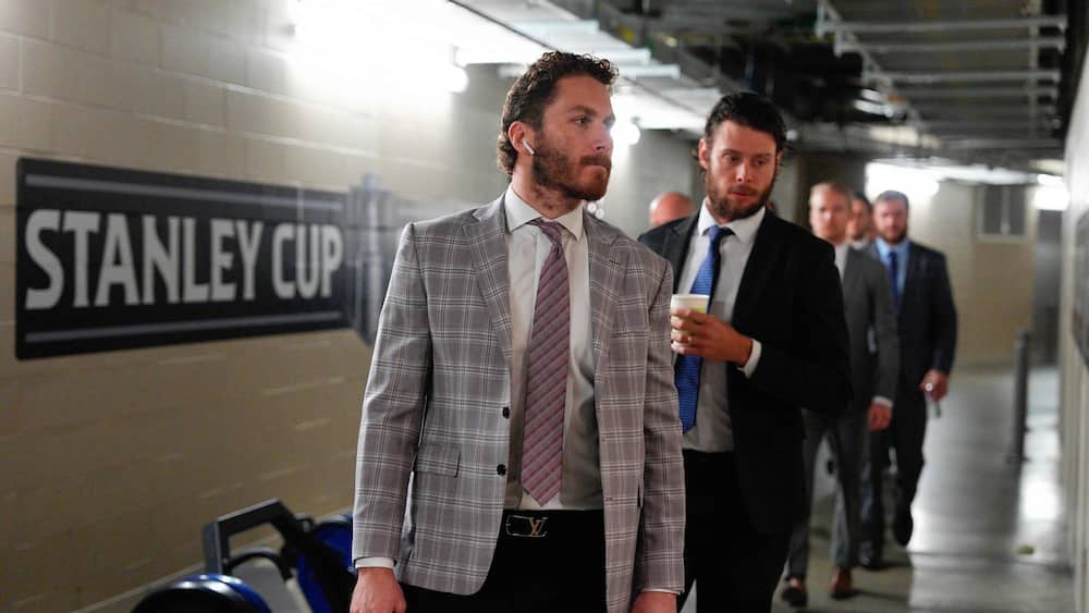 Matthew Tkachuk sur l'affiche de NHL 26 malgré une absence probable