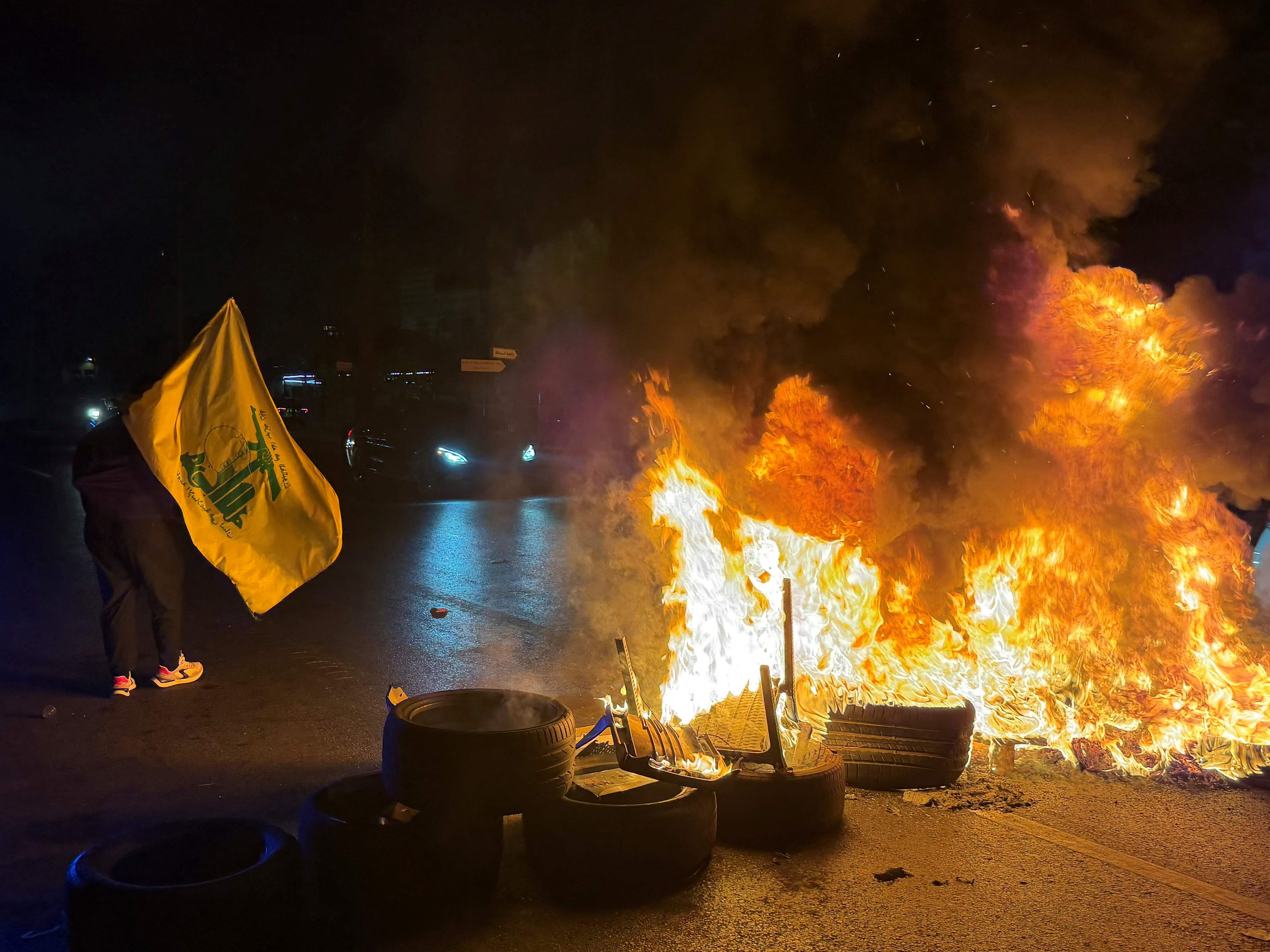 Des partisans du Hezbollah bloquent la route menant à l'ancien aéroport, dans la banlieue sud de Beyrouth, en brûlant des pneus pour protester contre l'accord trilatéral signé entre les États-Unis, Israël et le Liban le 27 juin 2026.