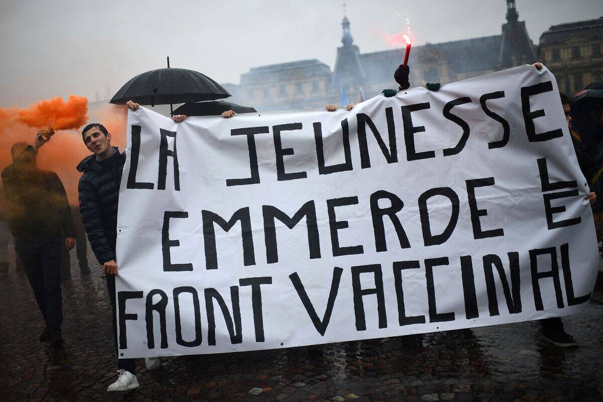 &laquo;Macron, on t'emmerde!&raquo;: net rebond en France des manifestations contre le pass vaccinal