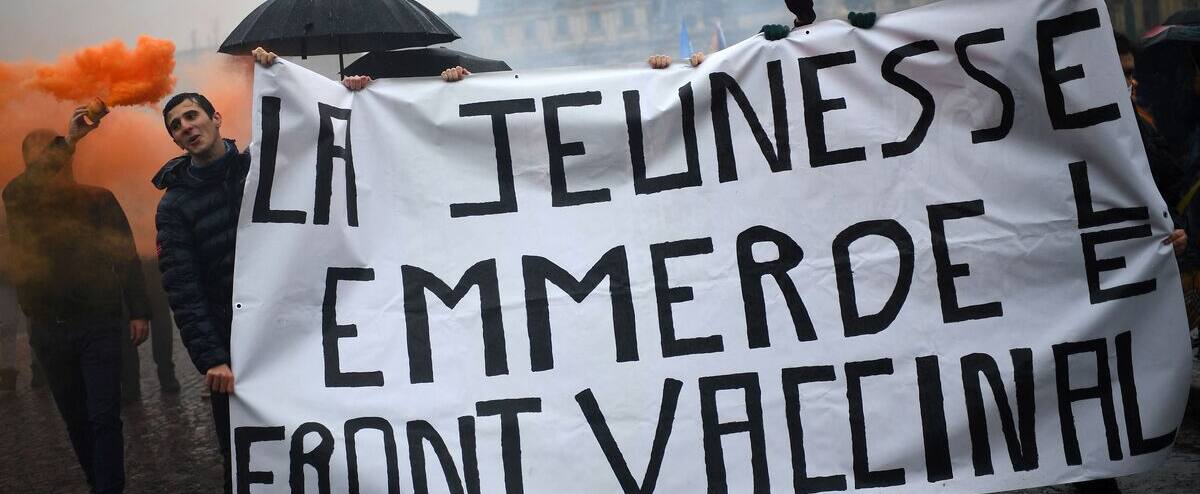 «Macron, on t'emmerde!»: net rebond en France des manifestations contre le pass vaccinal