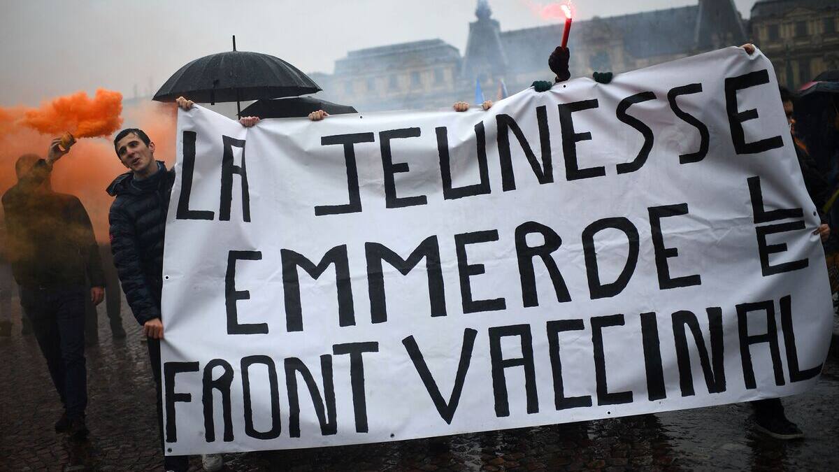 «Macron, on t'emmerde!»: net rebond en France des manifestations contre le pass vaccinal