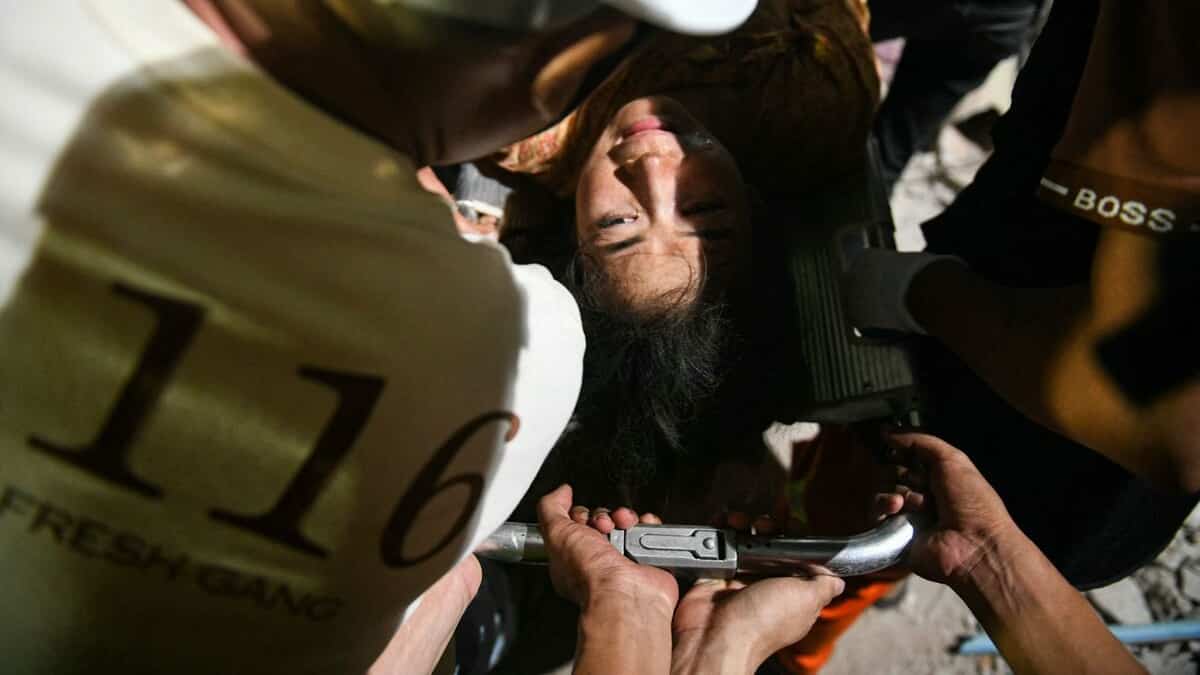 EN IMAGES | Birmanie: une femme secourue vivante dans les décombres d’un immeuble d’habitation, 90 personnes seraient piégées