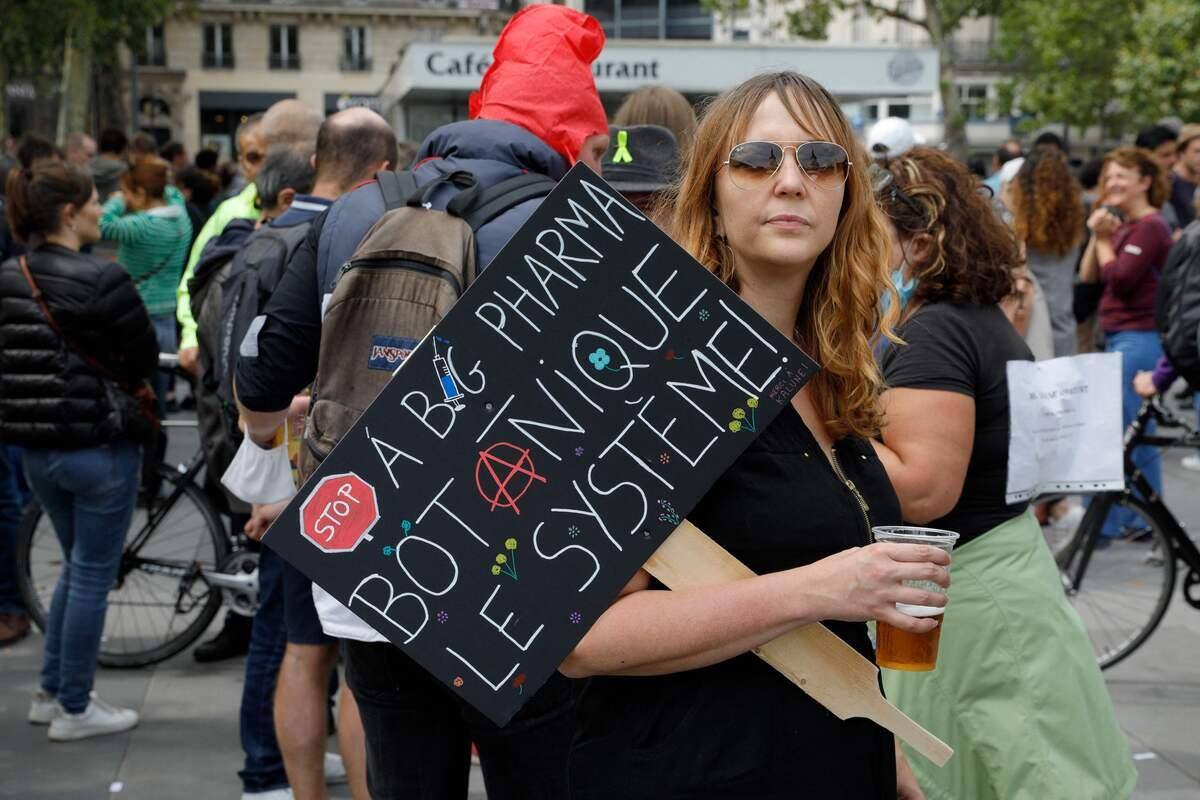 Des milliers de personnes dans la rue contre le pass sanitaire | TVA ...