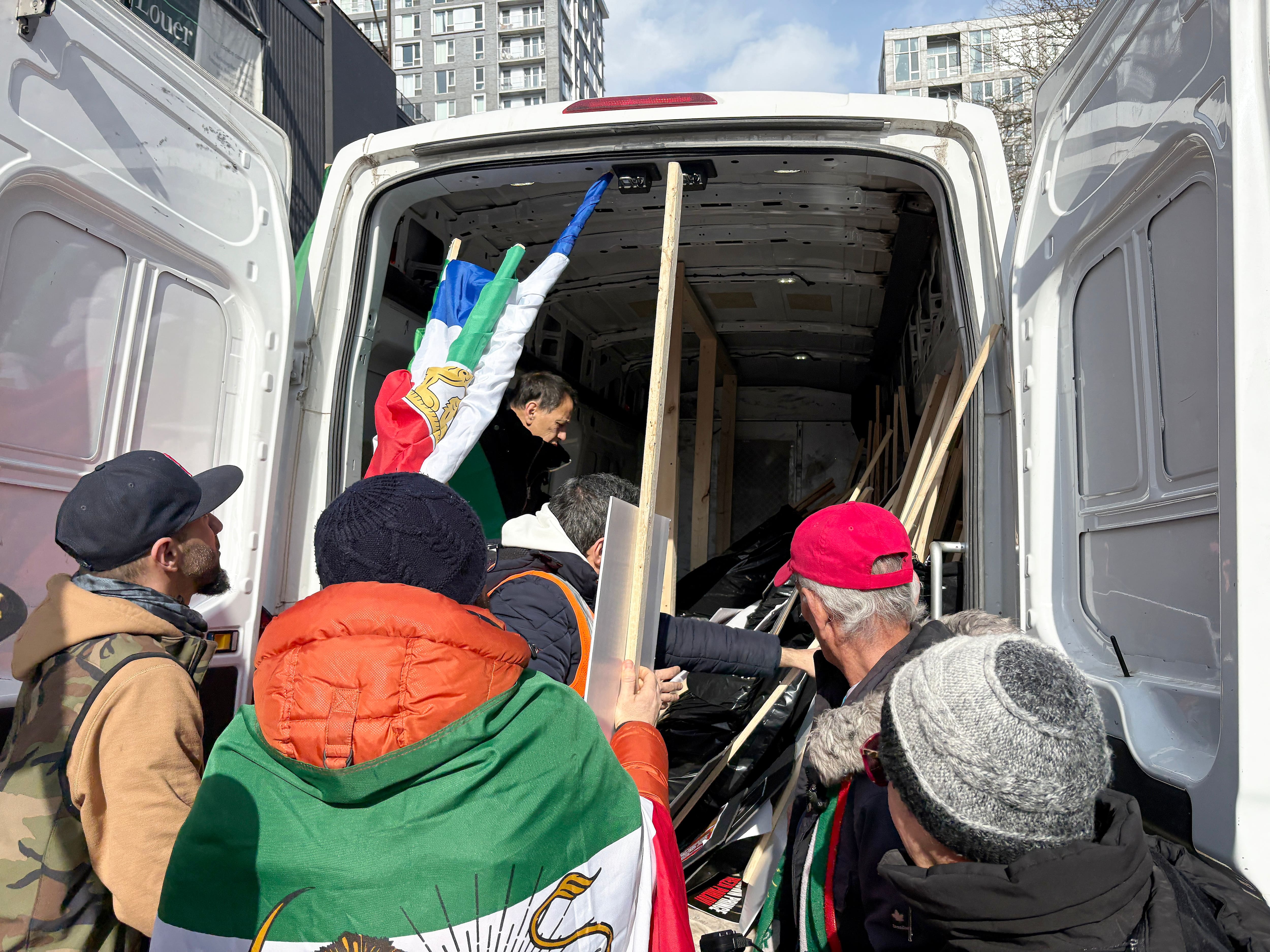 Des Drapaux et des Pencartes 2026 年 2 月 28 日、モントリオールでの L'Experience の配布。写真 Michael Nguyen