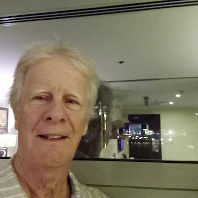 O viajante quebequense e autor do Journal, Jacques Noël, perto de uma base militar americana alvo de disparos de mísseis no Catar no sábado, 28 de fevereiro de 2026. Fotografia fornecida por Jacques Noël.