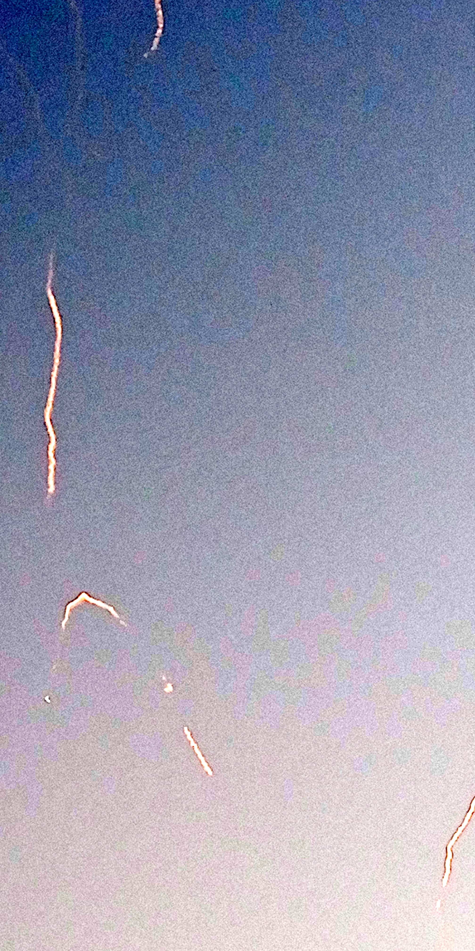 Os mísseis foram visíveis no céu de Doha, Catar, no sábado, 28 de fevereiro de 2026. Fotografia cedida por Jacques Noël.