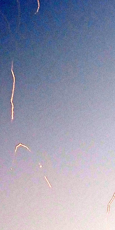 Os mísseis foram visíveis no céu de Doha, Catar, no sábado, 28 de fevereiro de 2026. Fotografia cedida por Jacques Noël.