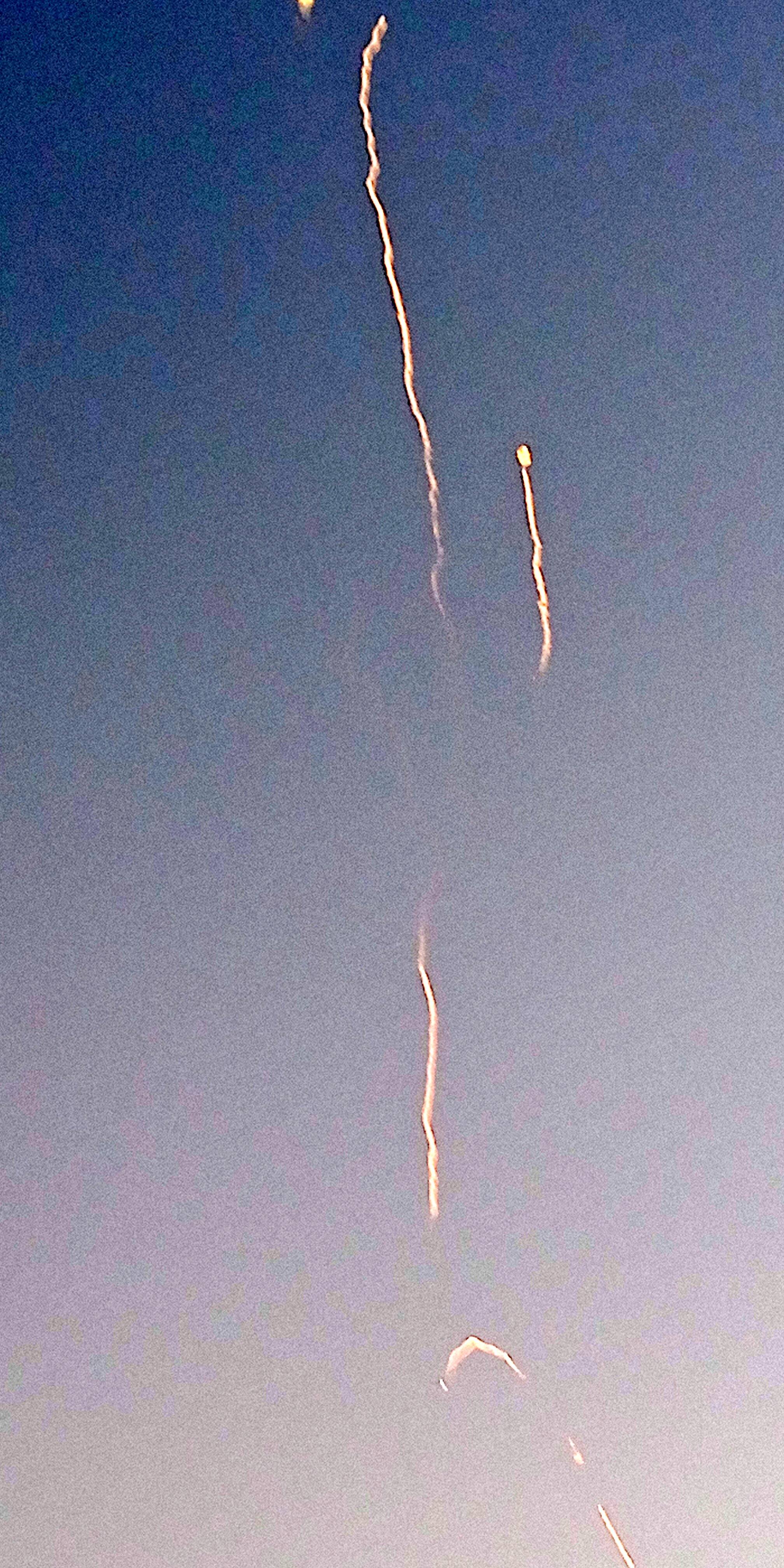 Foguetes são vistos nos céus de Doha, Catar, no sábado, 28 de fevereiro de 2026. Foto cortesia de Jack Noel