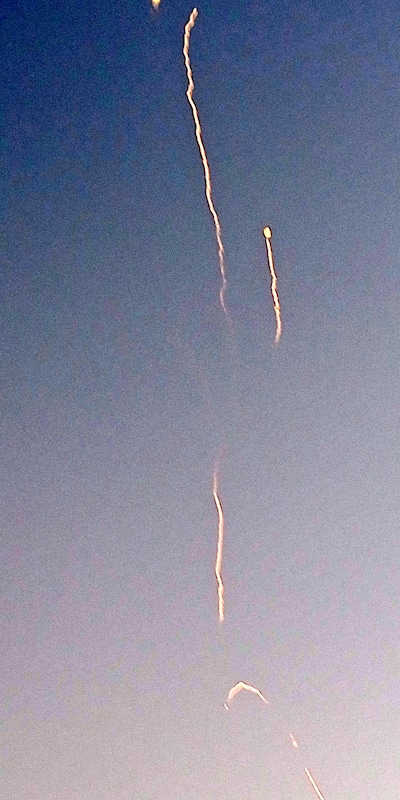 Foguetes são vistos nos céus de Doha, Catar, no sábado, 28 de fevereiro de 2026. Foto cortesia de Jack Noel