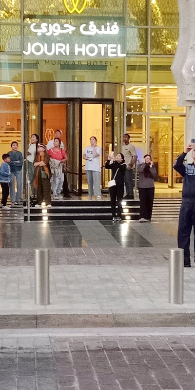 Os mísseis foram visíveis no céu de Doha, Catar, no sábado, 28 de fevereiro de 2026. Fotografia cedida por Jacques Noël.