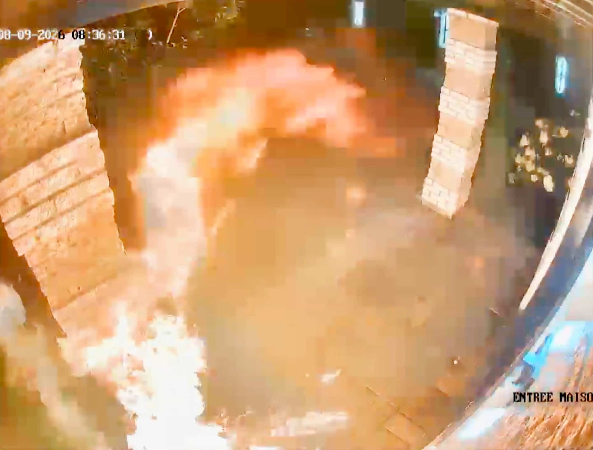 Deux individus ont lancé des objets incendiaires contre la maison du Hells Angels Stéphane Plouffe, à Saint-Joseph-du-Lac, dans la nuit du 11 au 12 août 2026.