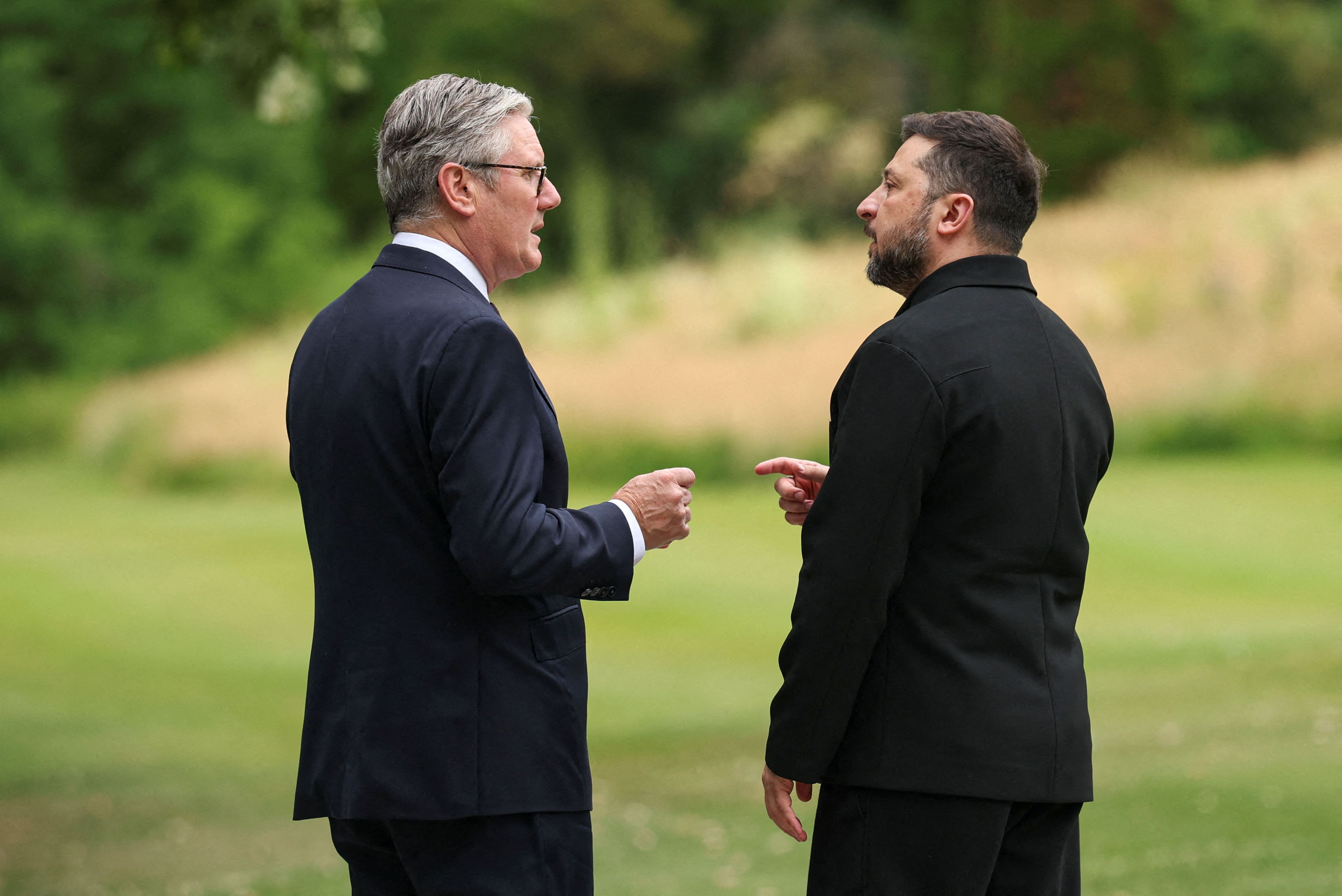 Le premier ministre britannique Keir Starmer rencontre le président ukrainien Volodymyr Zelensky en marge du sommet du G7, à Évian, dans l'est de la France, le 16 juin 2026.