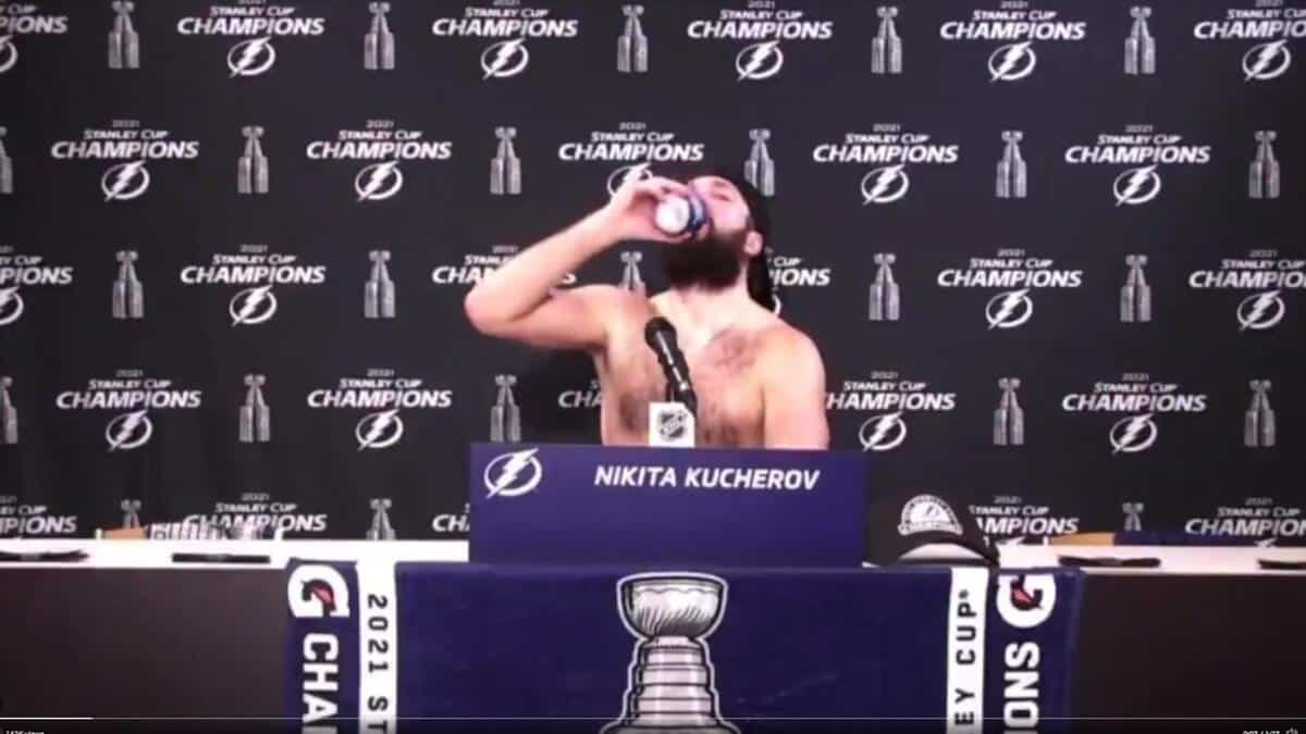 Torse nu et canette de bière à la main, Nikita Kucherov n’a éprouvé aucune compassion pour les partisans montréalais après la victoire du Lightning en finale de la Coupe Stanley en 2021.