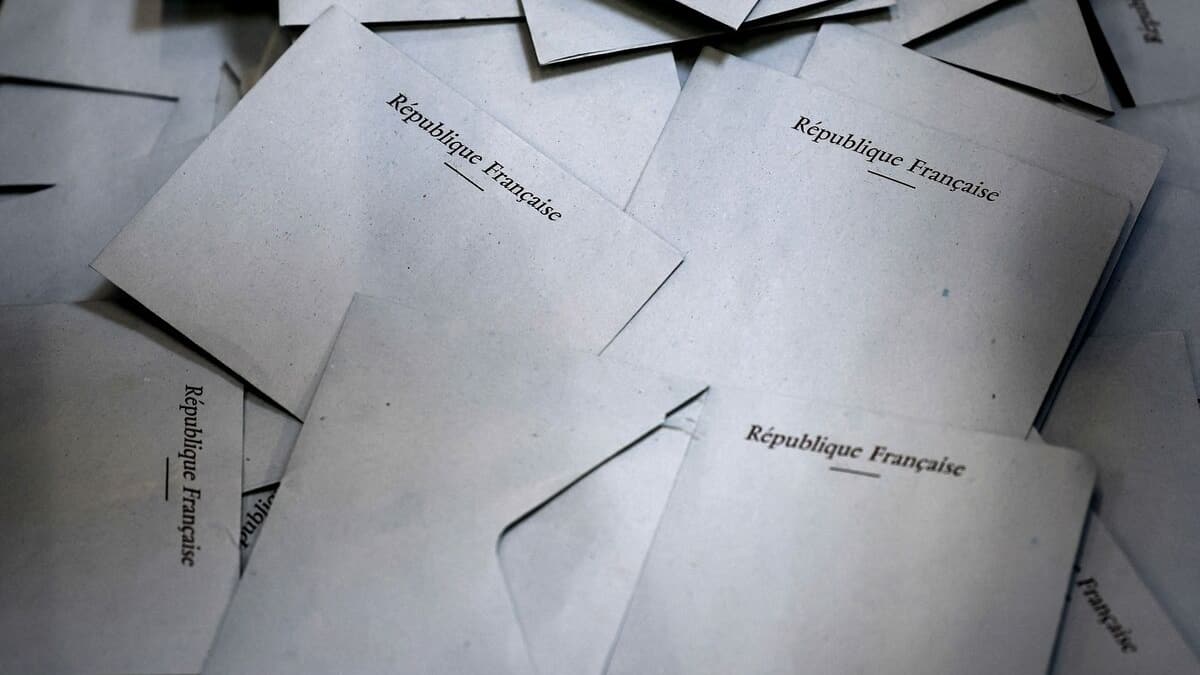 Législatives en France: début d'un second tour historique, l'extrême droite favorite