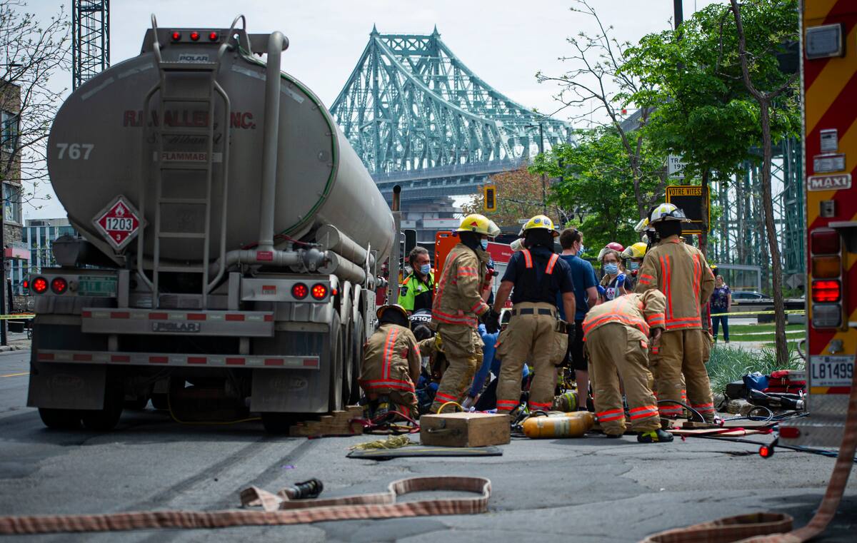 [EN IMAGES] Un pi&eacute;ton happ&eacute; par un camion-citerne &agrave; Montr&eacute;al