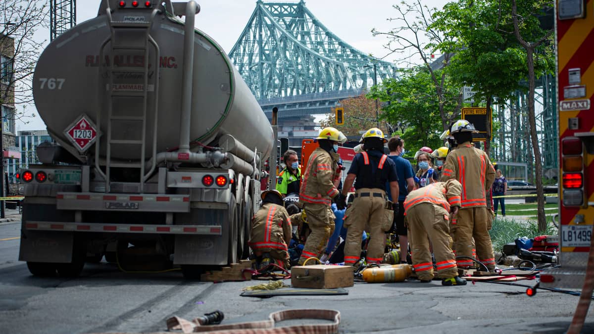 IMAGES | Un piéton happé par un camion-citerne à Montréal