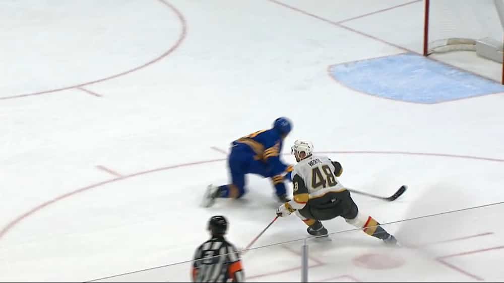 À VOIR : Hertl refuse de tirer dans un filet désert et son équipe perd