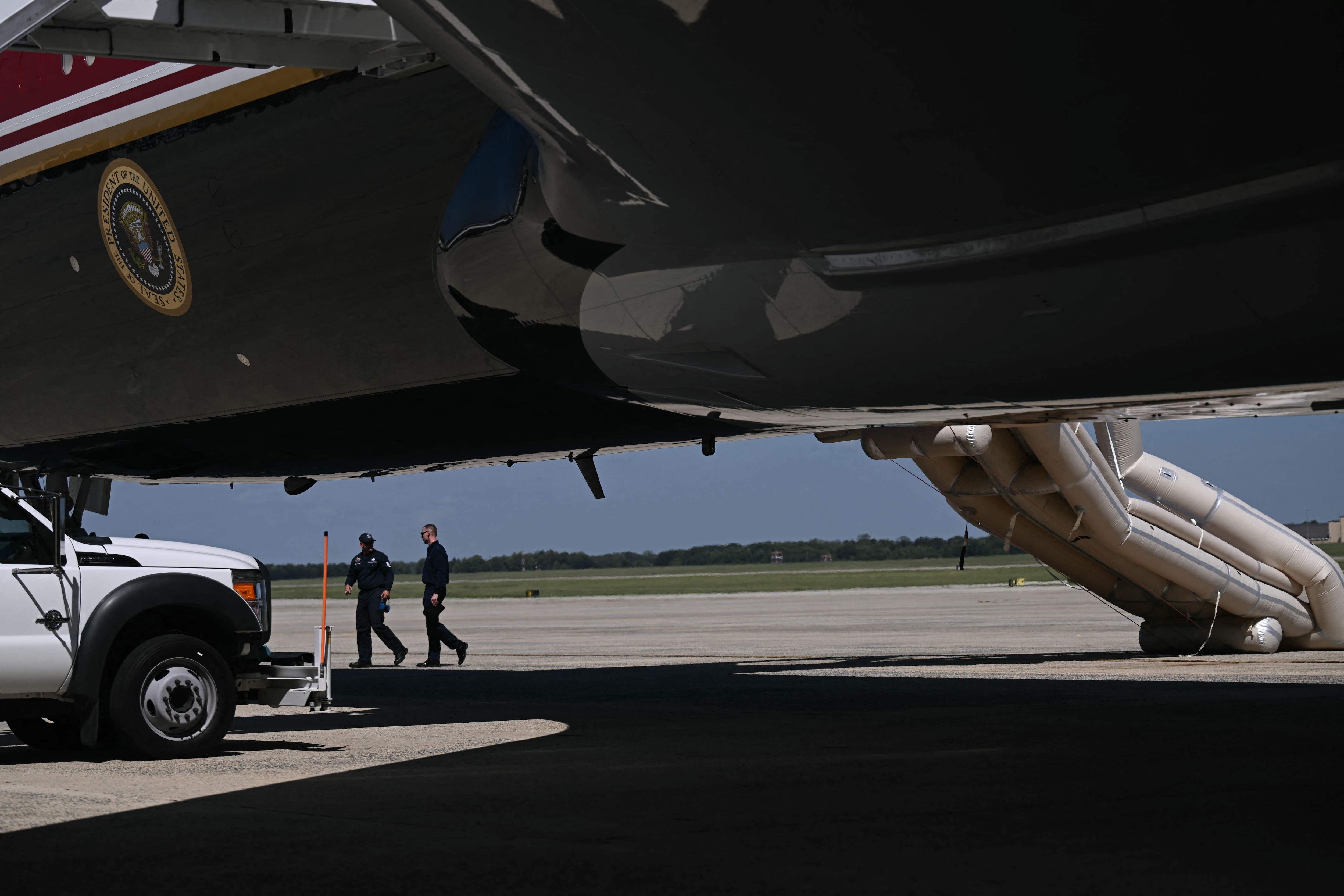 Le toboggan d’urgence du nouvel Air Force One est déployé avant le départ du président américain Donald Trump pour la convention de mi-mandat du Comité national républicain (RNC), à la base aérienne commune d’Andrews, dans le Maryland, le 9 septembre 2026.