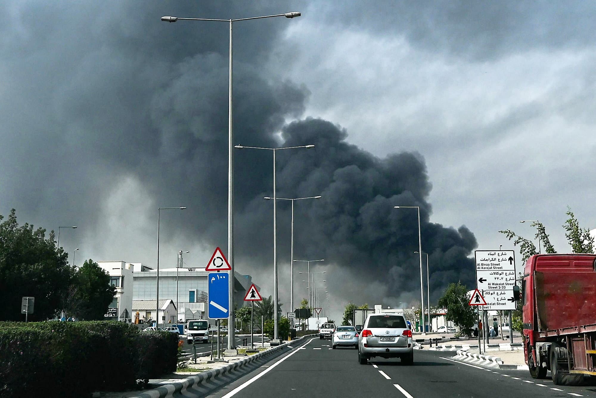 Uma coluna de fumaça se formou em Doha no sábado após os bombardeios iranianos que feriram oito pessoas no Catar.