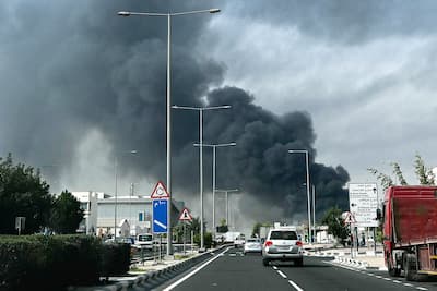 Uma coluna de fumaça se formou em Doha no sábado após os bombardeios iranianos que feriram oito pessoas no Catar.