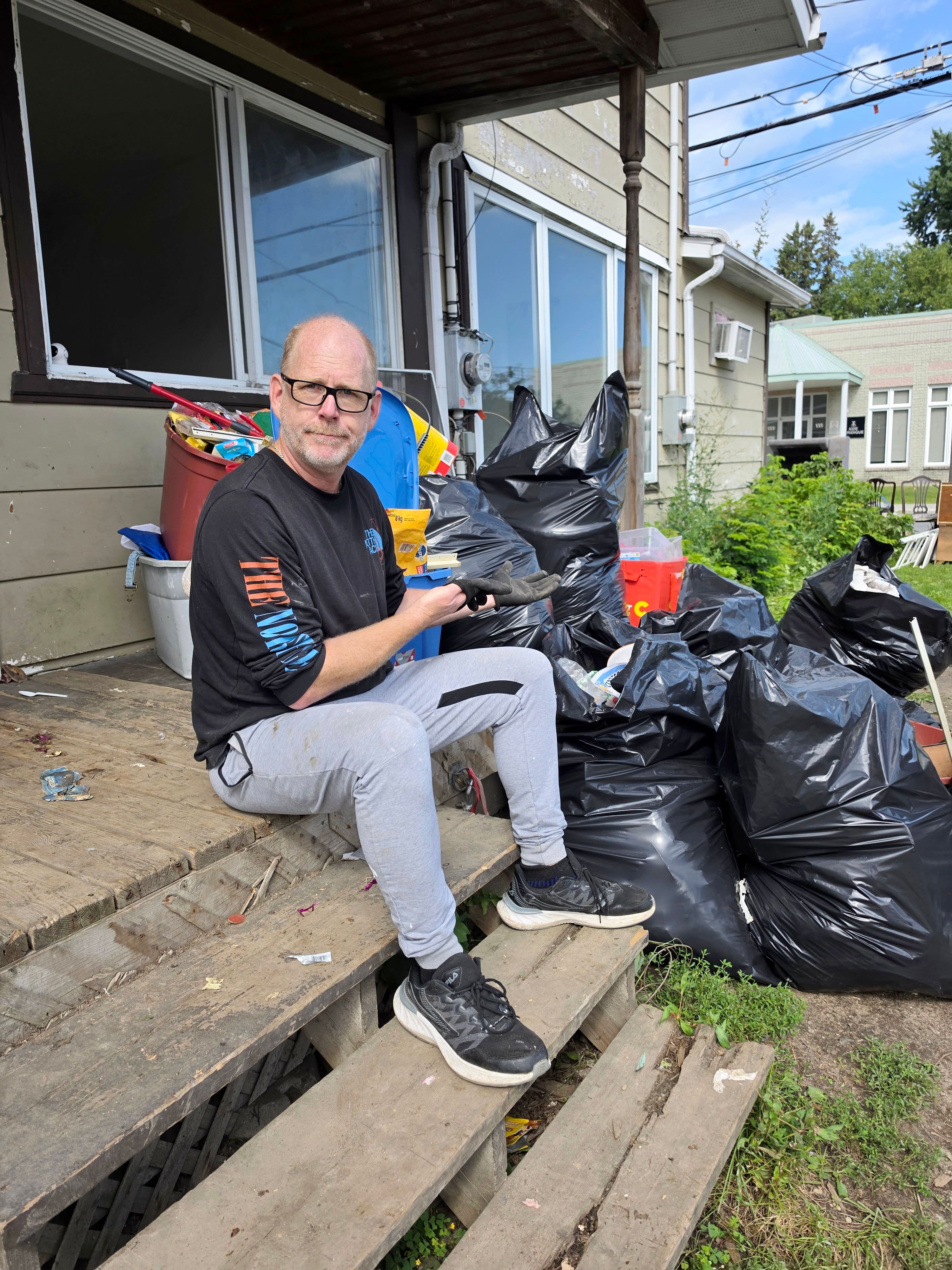 «Les pieds me collent au sol tant il y a des excréments de chien»: un propriétaire de Gatineau devra débourser des milliers de dollars pour une maison ravagée par ses locataires