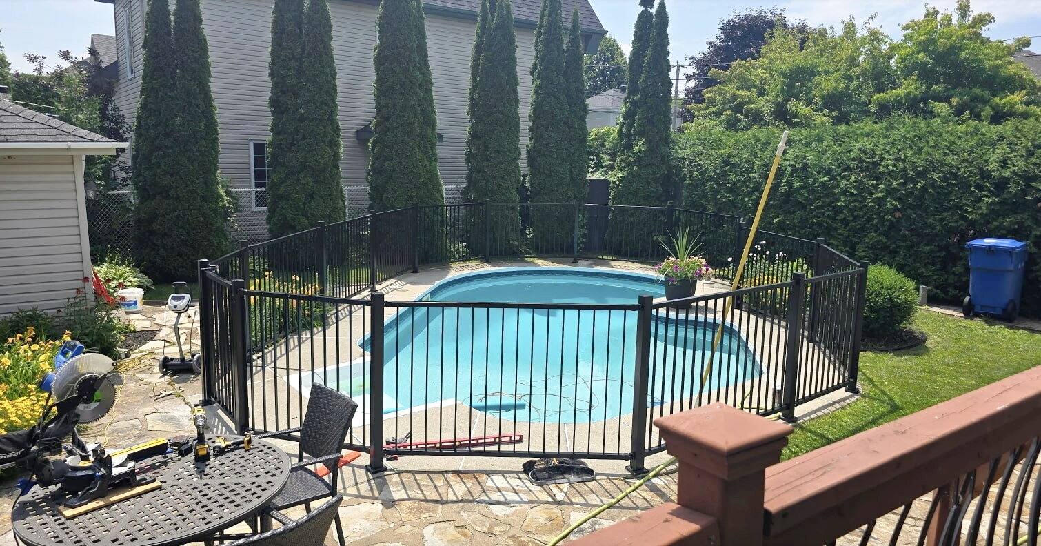 D&eacute;j&agrave; d&eacute;bord&eacute;s, les pros de la cl&ocirc;ture de piscine courent maintenant apr&egrave;s les mat&eacute;riaux