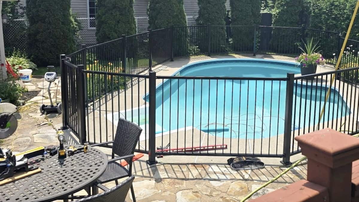 Déjà débordés, les pros de la clôture de piscine courent maintenant après les matériaux