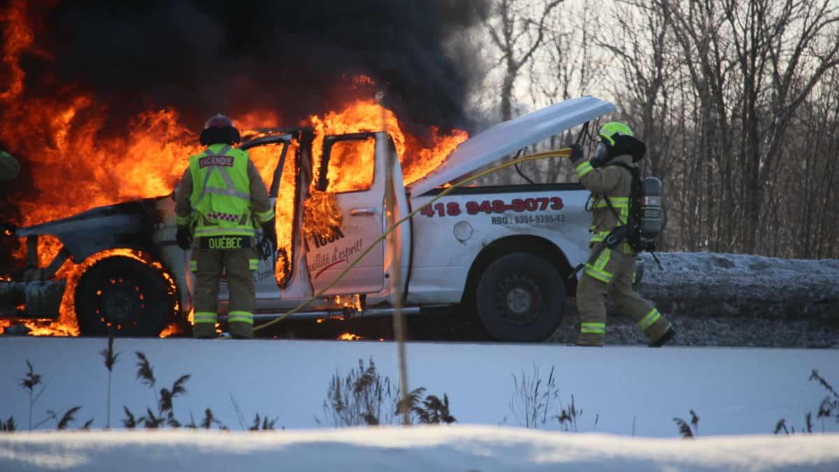 Un véhicule en feu sur l’autoroute de la Capitale