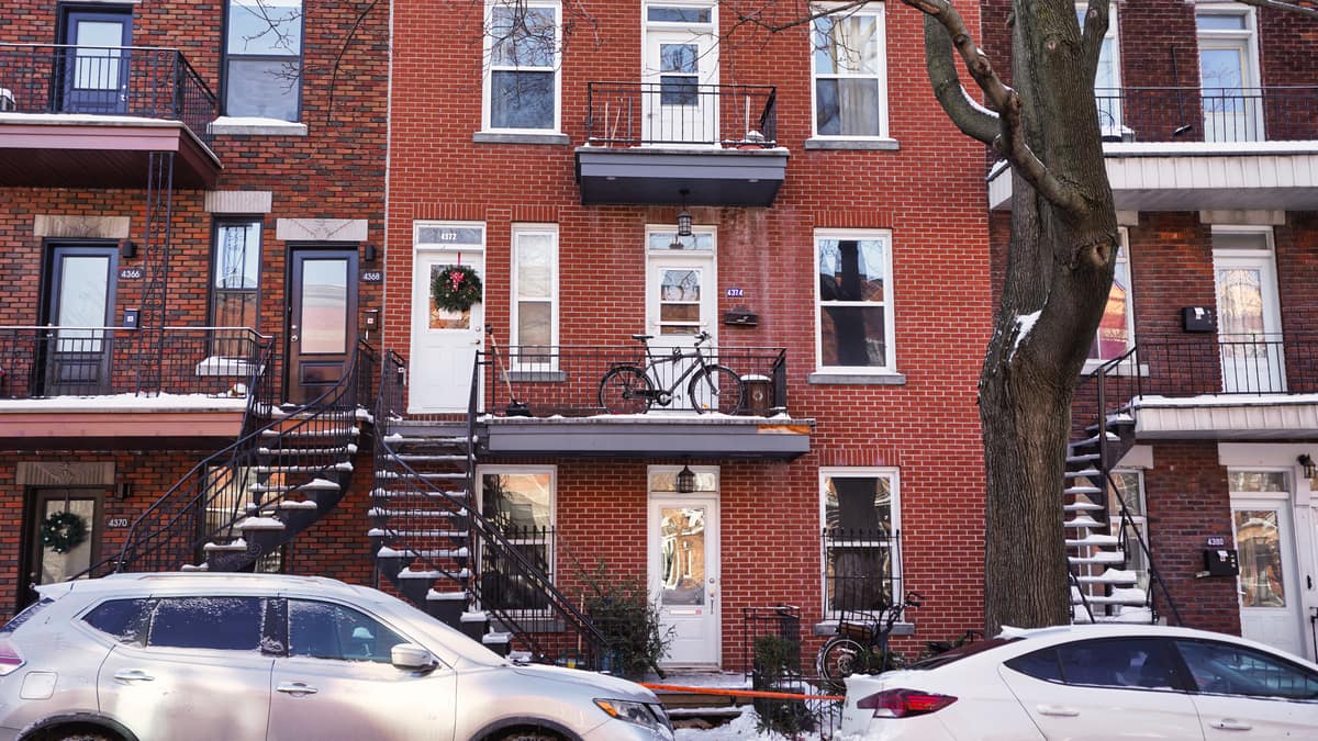 Un homme gravement blessé en lançant un sapin de Noël depuis son balcon