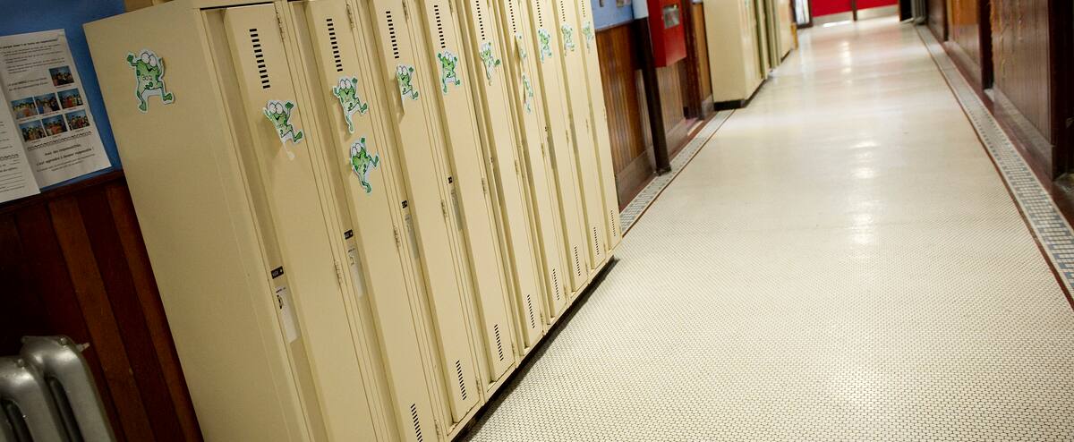 Les Eleves De Troisieme Secondaire A L Ecole Une Journee Sur Deux En Zone Rouge Jdq