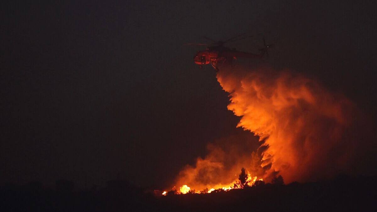 Grèce: les pompiers combattent le feu pour le cinquième jour