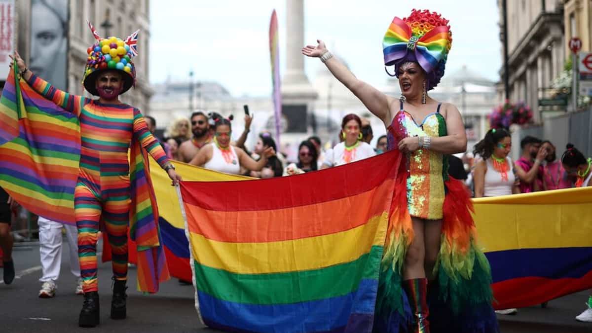 EN IMAGES | 110 000 personnes à Paris contre la transphobie