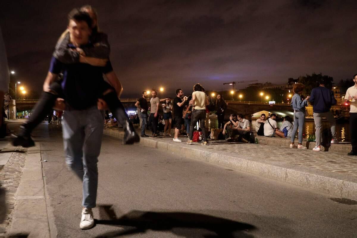 EN IMAGES | Des centaines de fêtards dispersés pour une deuxième soirée consécutive - Vimarsana News