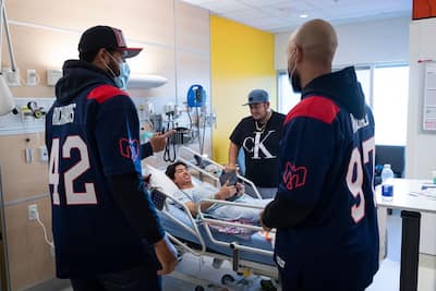 Haniels Zea Ledesma, 15 Ans, et Son Père, Ricardo Zea, Ont Rigolé Avec les Joueurs des Alouettes dans une chambre du chu sainte-Justine.