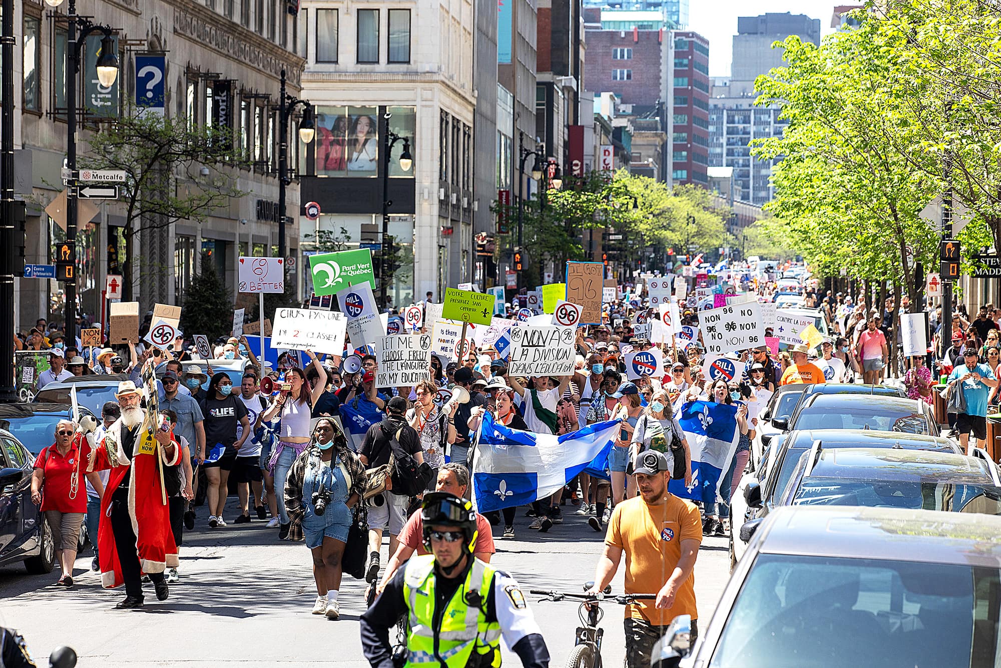 Des centaines de manifestants protestent contre la loi 96 à Montréal | JDQ