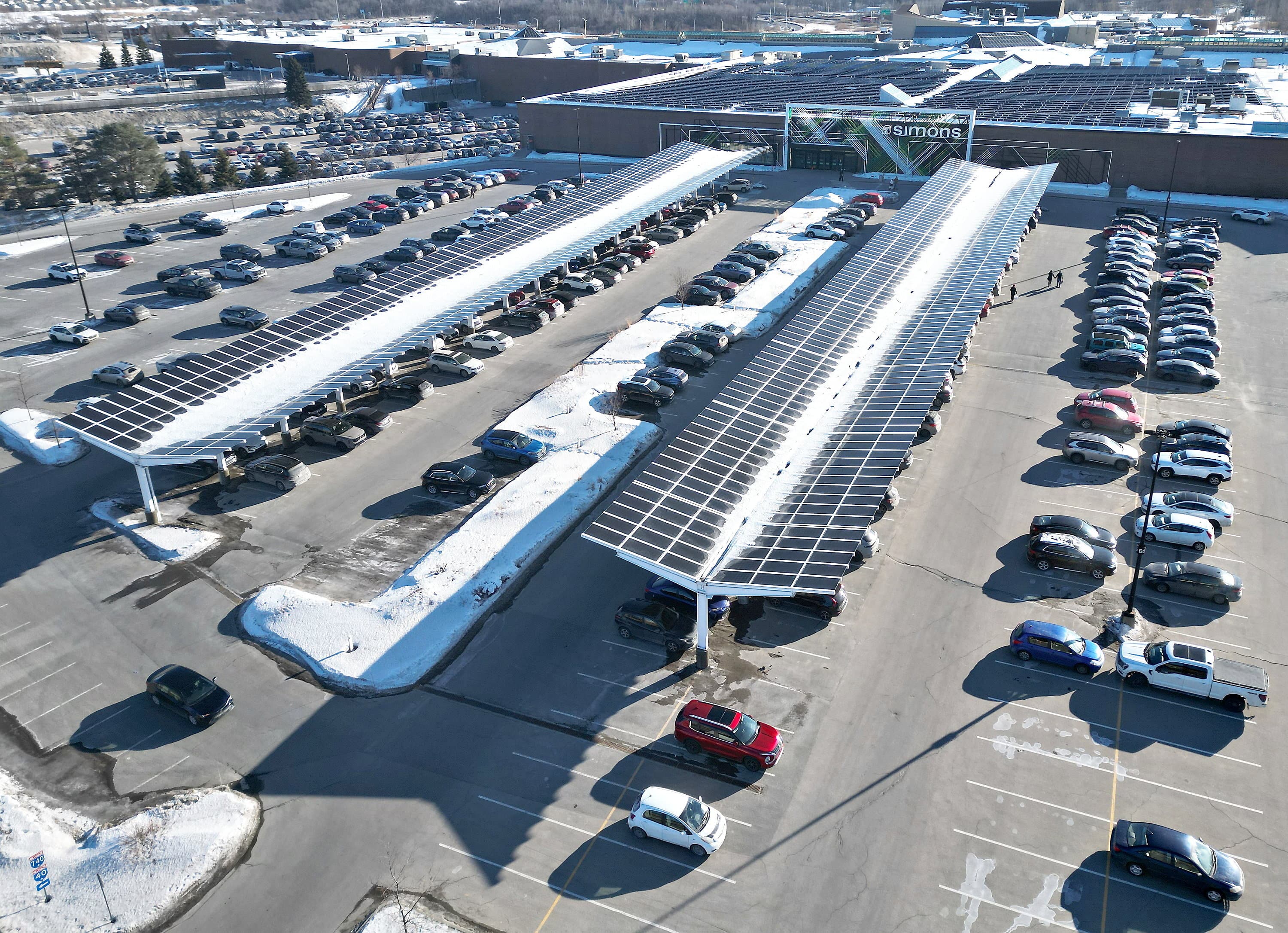 Bientôt des panneaux solaires dans les stationnements et sur les toits de centres d’achat