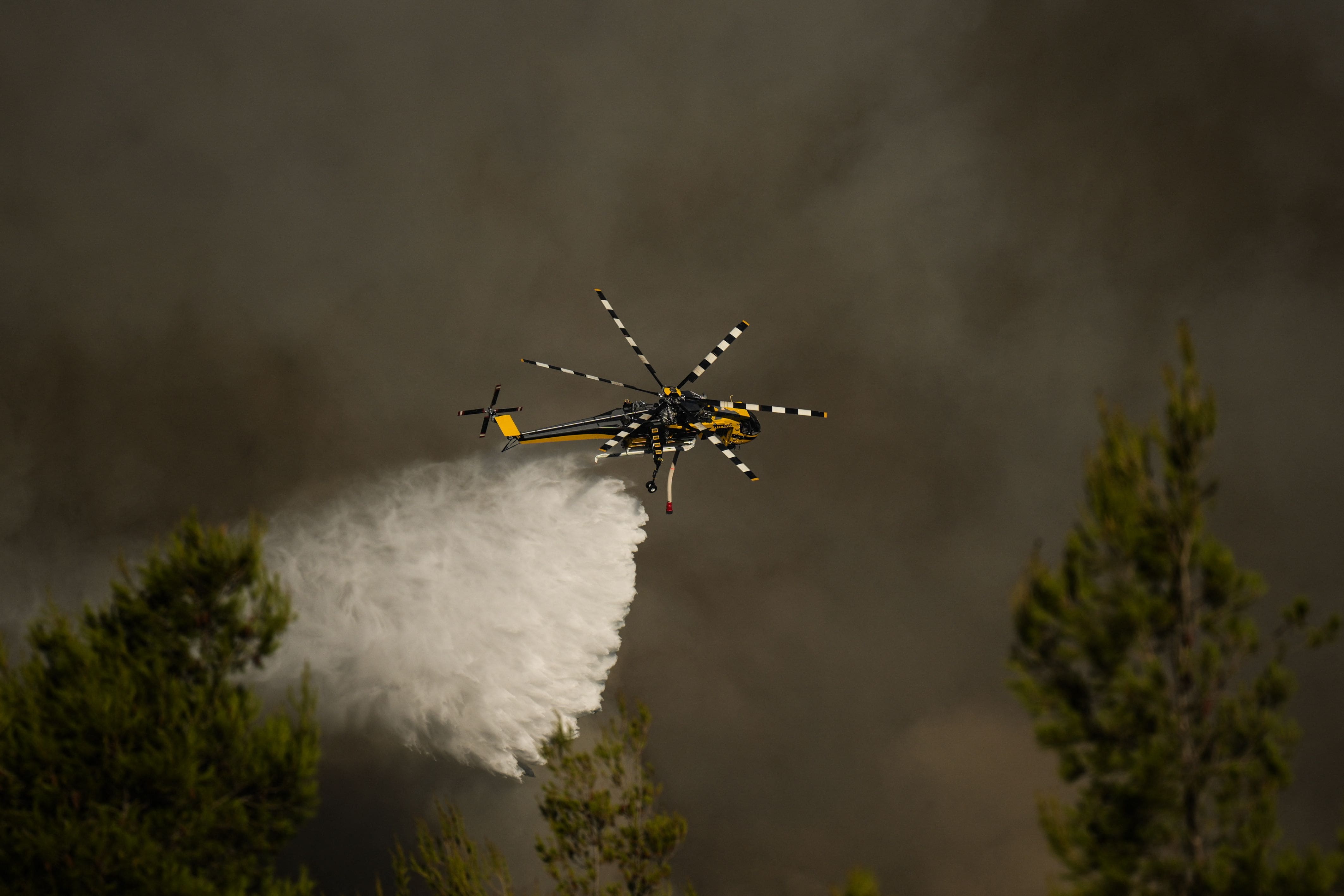 Incendies en Grèce: deux morts dans la collision de deux hélicoptères pompiers