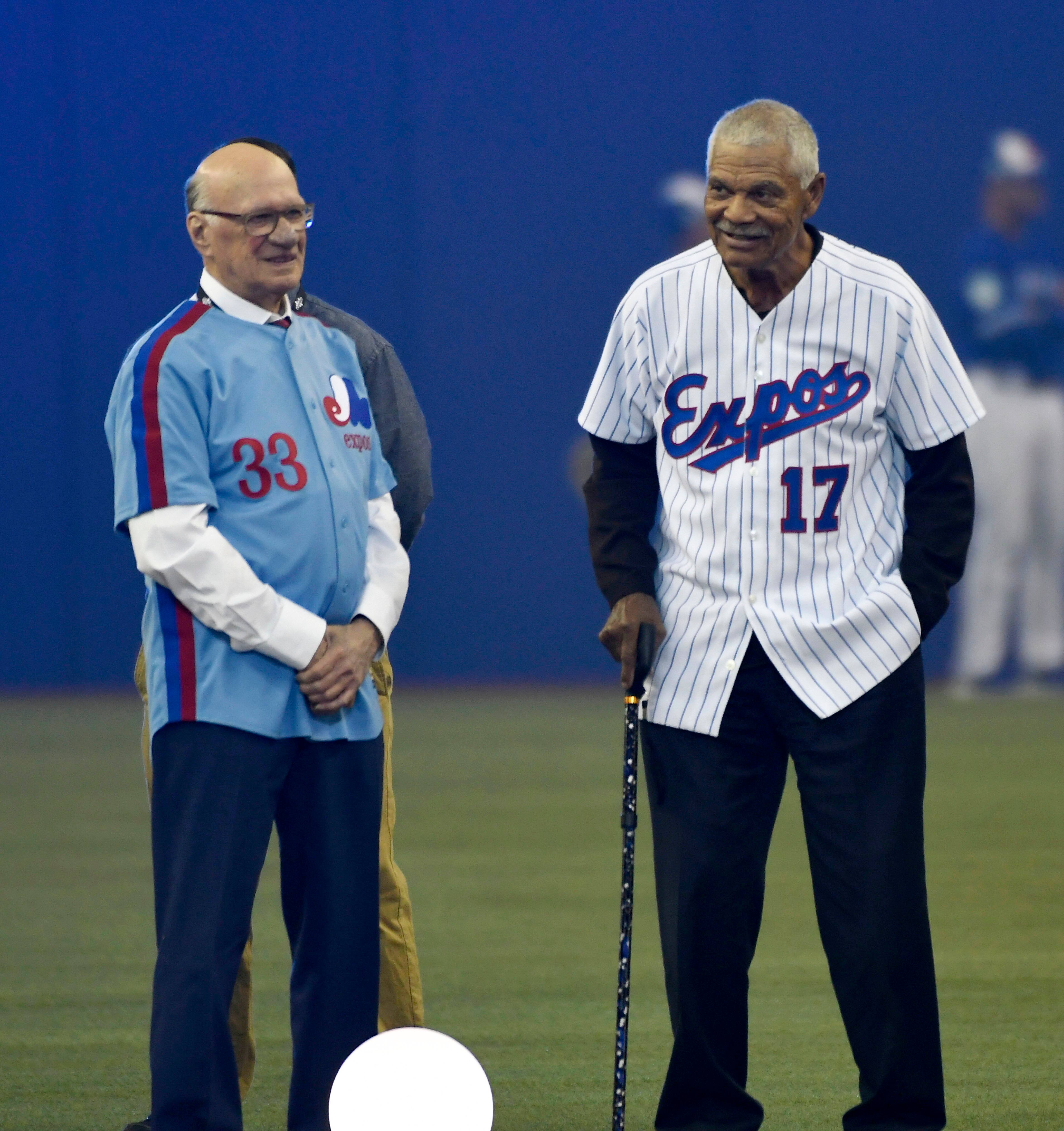 Jacques Doucet et l’ancien gérant des Expos, Felipe Alou, lors du match préparatoire de la MLB entre les Brewers de Milwaukee et les Blue Jays de Toronto au Stade olympique, le 25 mars 2019.