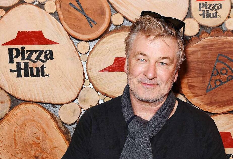 Image principale de l'article Alec Baldwin quitte Twitter suite à une blague