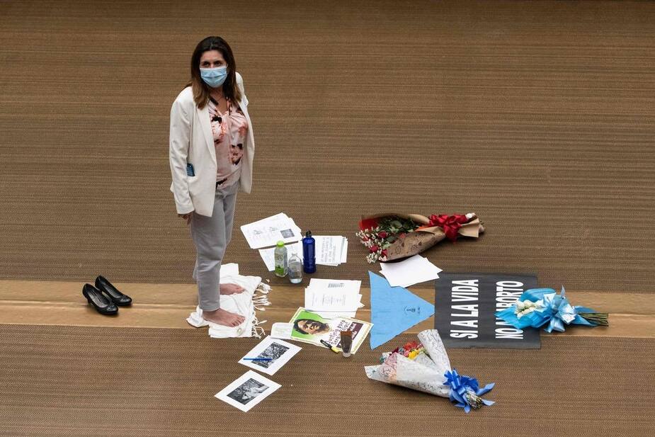 La députée costaricienne Nidia Cespedes proteste devant la plénière législative pour la troisième journée consécutive à San Jose, le 24 mars 2021, contre un projet de loi proposant la dépénalisation de l'avortement.