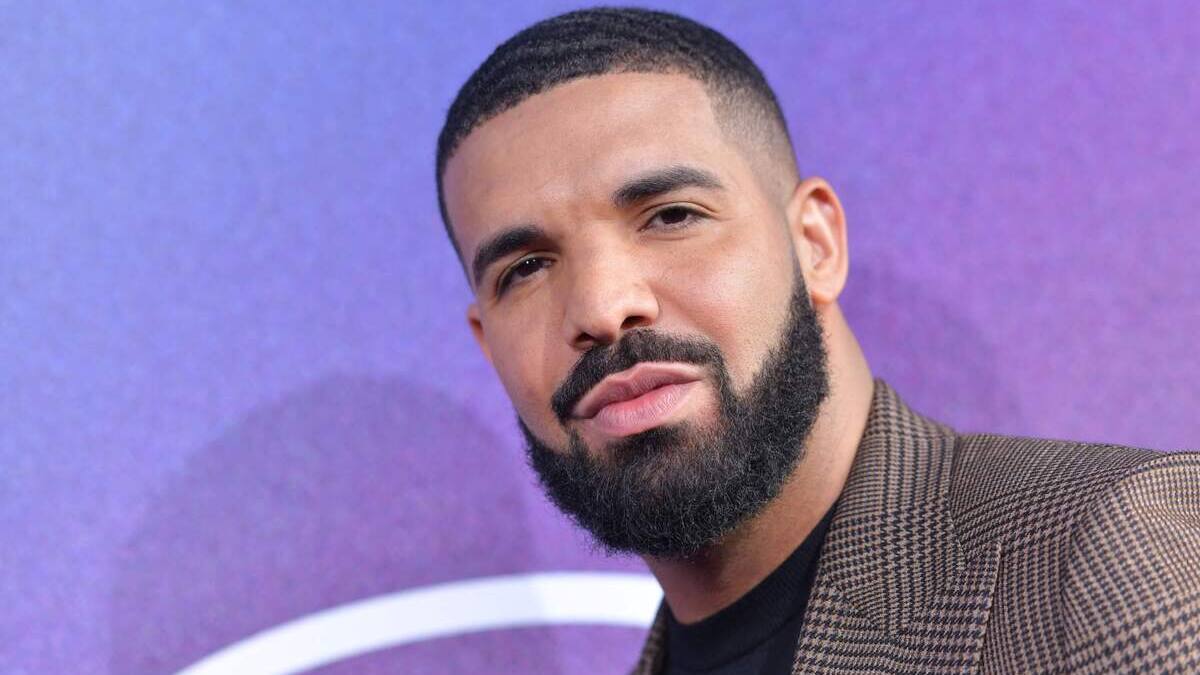 Trois intrus appréhendés chez lui: Drake exaspéré du bruit des hélicoptères des médias à son manoir