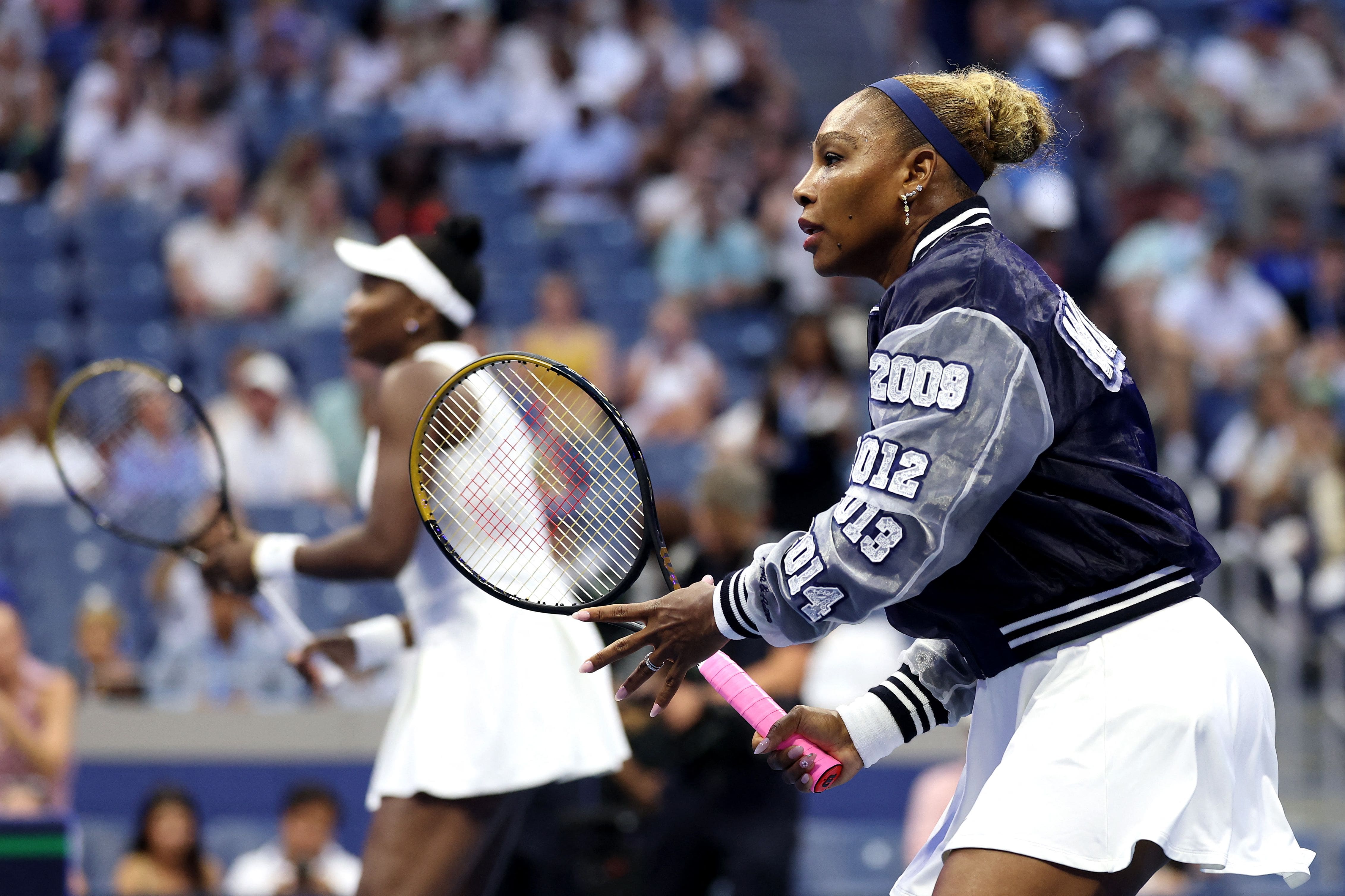 Serena Williams portait un blouson Nike fait sur mesure pour son retour à l'US Open, vendredi, quatre ans après son dernier match.